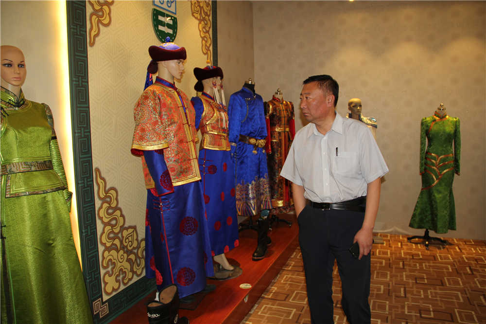 呼和浩特市人大常委會(huì)副主任、市工會(huì)主席斯欽畢力格一行深入內(nèi)蒙古德利源民族服飾有限公司開展調(diào)研工作。