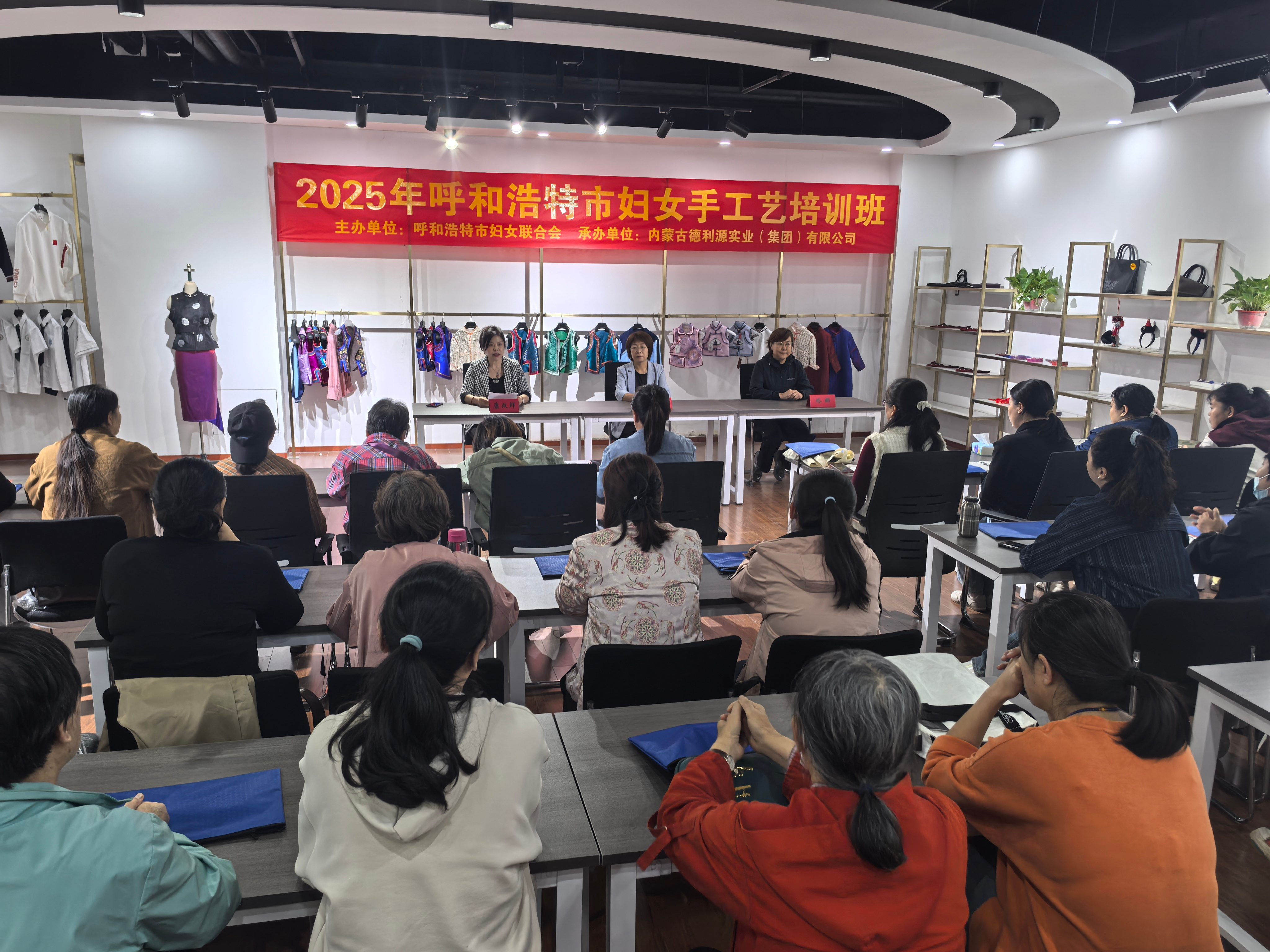 家門口學(xué)技能，靈活就業(yè)有門路！2025年呼和浩特市婦聯(lián)婦女手工藝培訓(xùn)圓滿完成